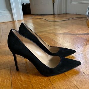 Monolo Blahnik suede pump
